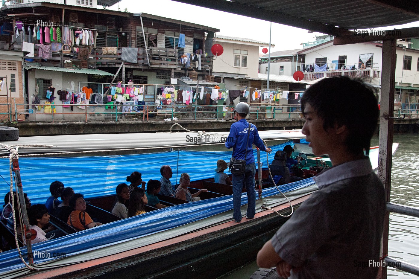 BATEAUX TAXIS, TAXI BOATS OU AUTOBUS DU FLEUVE, SUR UN CANAL RELIE AU FLEUVE CHAO PHRAYA, TRANSPORT EN COMMUN DE LA VILLE DE BANGKOK, THAILANDE 