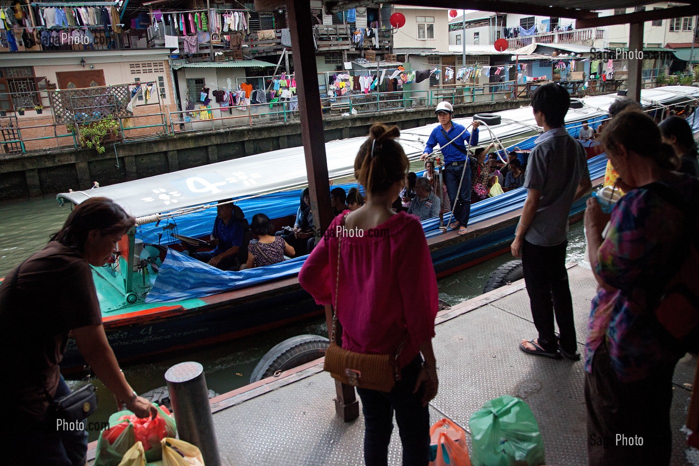 BATEAUX TAXIS, TAXI BOATS OU AUTOBUS DU FLEUVE, SUR UN CANAL RELIE AU FLEUVE CHAO PHRAYA, TRANSPORT EN COMMUN DE LA VILLE DE BANGKOK, THAILANDE 