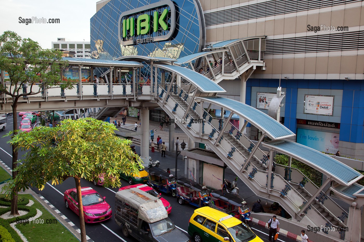 EMBOUILLAGE DEVANT LE MBK CENTER, UN DES PLUS GRANDS CENTRES COMMERCIAUX DE LA VILLE, BANGKOK, THAILANDE 