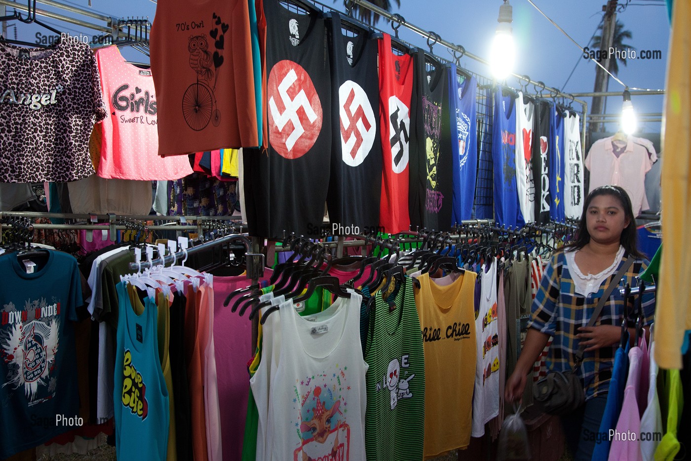STAND DE TEE-SHIRTS DECORES AVEC DES CROIX GAMMEES, MARCHE DE NUIT A BANG SAPHAN, THAILANDE 