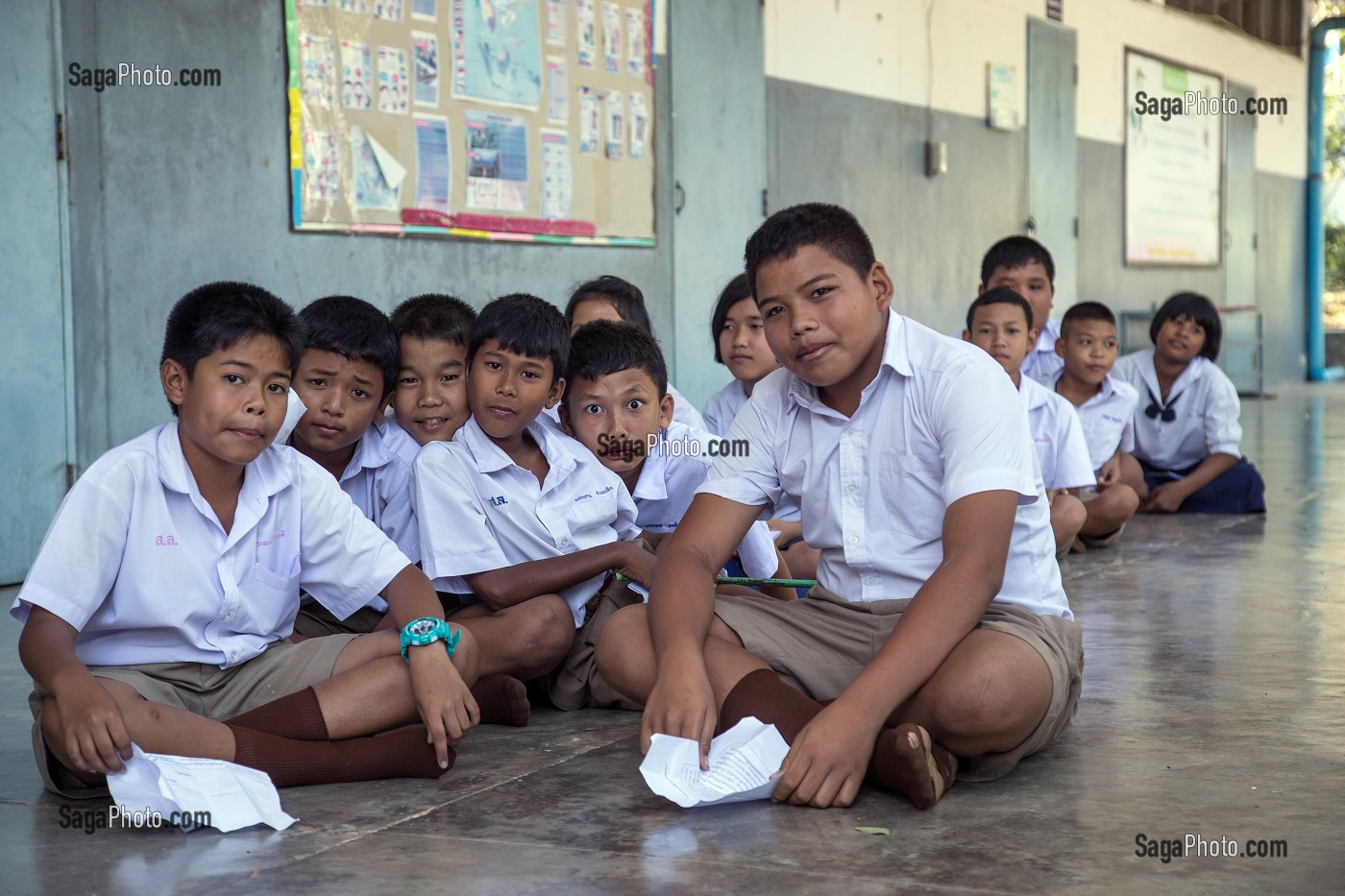 PORTRAIT DE EARTH A L'ECOLE PRIMAIRE SOUS LE PREAU AVEC SES COPAINS, FILS DE PECHEUR, ENFANT DE LA TERRE, BAN SAPHAN, THAILANDE, SERIE ENFANT DU MONDE 