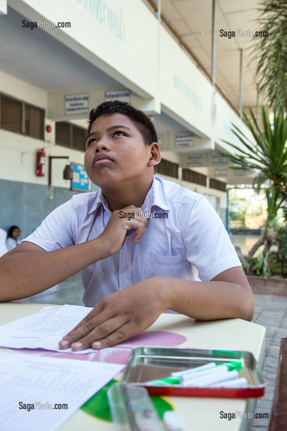 PORTRAIT DE EARTH A SON ECOLE PRIMAIRE PENDANT UN CONTROLE DE LECTURE, FILS DE PECHEUR, ENFANT DE LA TERRE, BAN SAPHAN, THAILANDE, SERIE ENFANT DU MONDE 