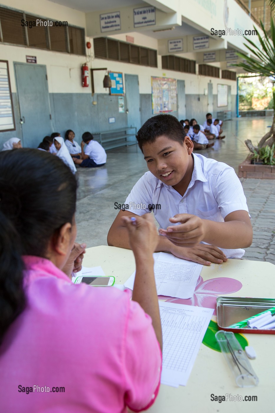 PORTRAIT DE EARTH A SON ECOLE PRIMAIRE PENDANT UN CONTROLE DE LECTURE, FILS DE PECHEUR, ENFANT DE LA TERRE, BAN SAPHAN, THAILANDE, SERIE ENFANT DU MONDE 