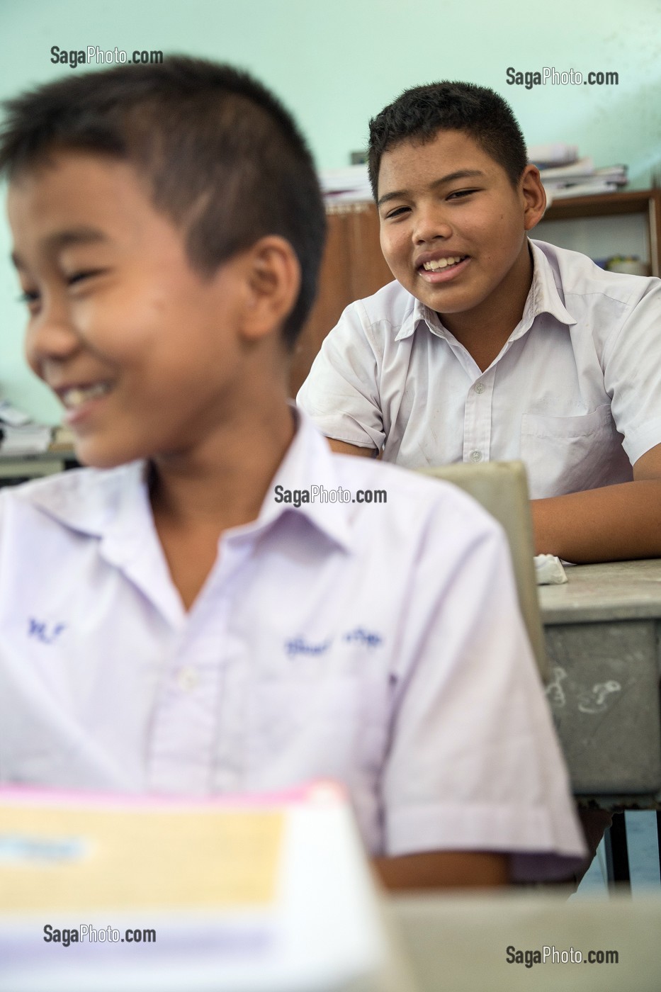 EARTH EN CLASSE A SON ECOLE PRIMAIRE, FILS DE PECHEUR, ENFANT DE LA TERRE, BAN SAPHAN, THAILANDE, SERIE ENFANT DU MONDE 