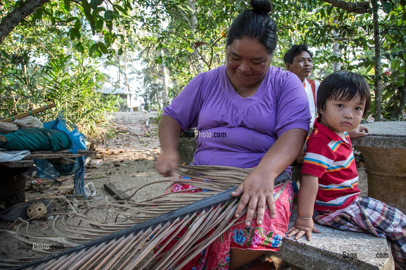 EARTH AVEC SA MERE EN TRAIN D'EFFILER LES FEUILLES DE COCOTIER POUR EN FAIRE DES BALAIS, FILS DE PECHEUR, ENFANT DE LA TERRE, BAN SAPHAN, THAILANDE, SERIE ENFANT DU MONDE 