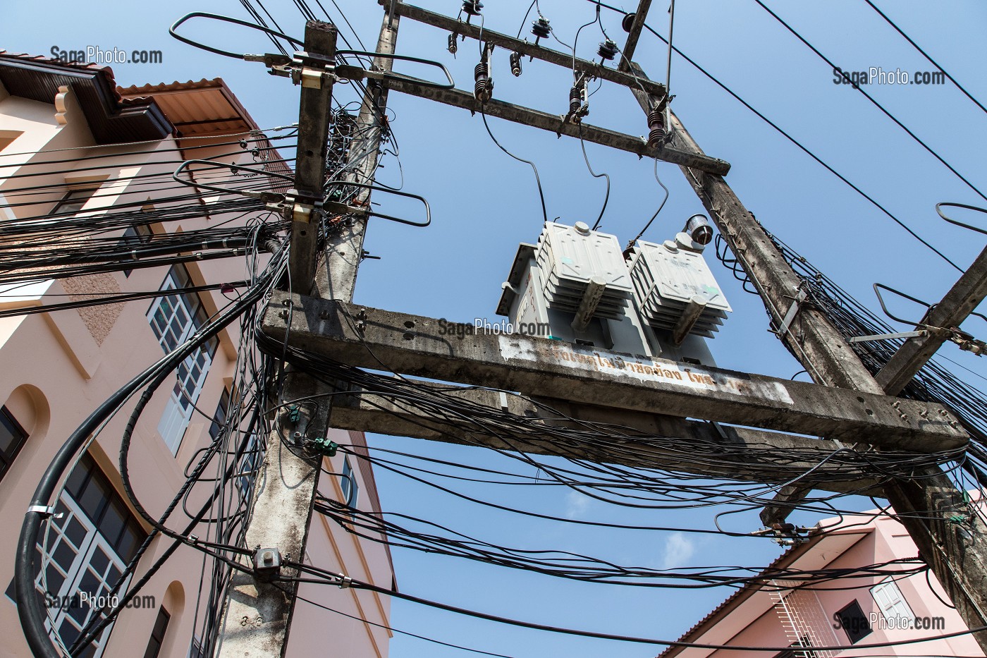 ENCHEVETREMENT DE FILS ELECTRIQUES ET TELEPHONIQUES TYPIQUES DU RESEAU THAILANDAIS, BANG SAPHAN, THAILANDE, ASIE 