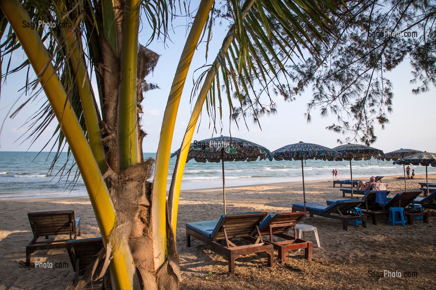 LA PLAGE ET LES TRANSATS DU CORAL HOTEL, BANG SAPHAN, THAILANDE, ASIE 