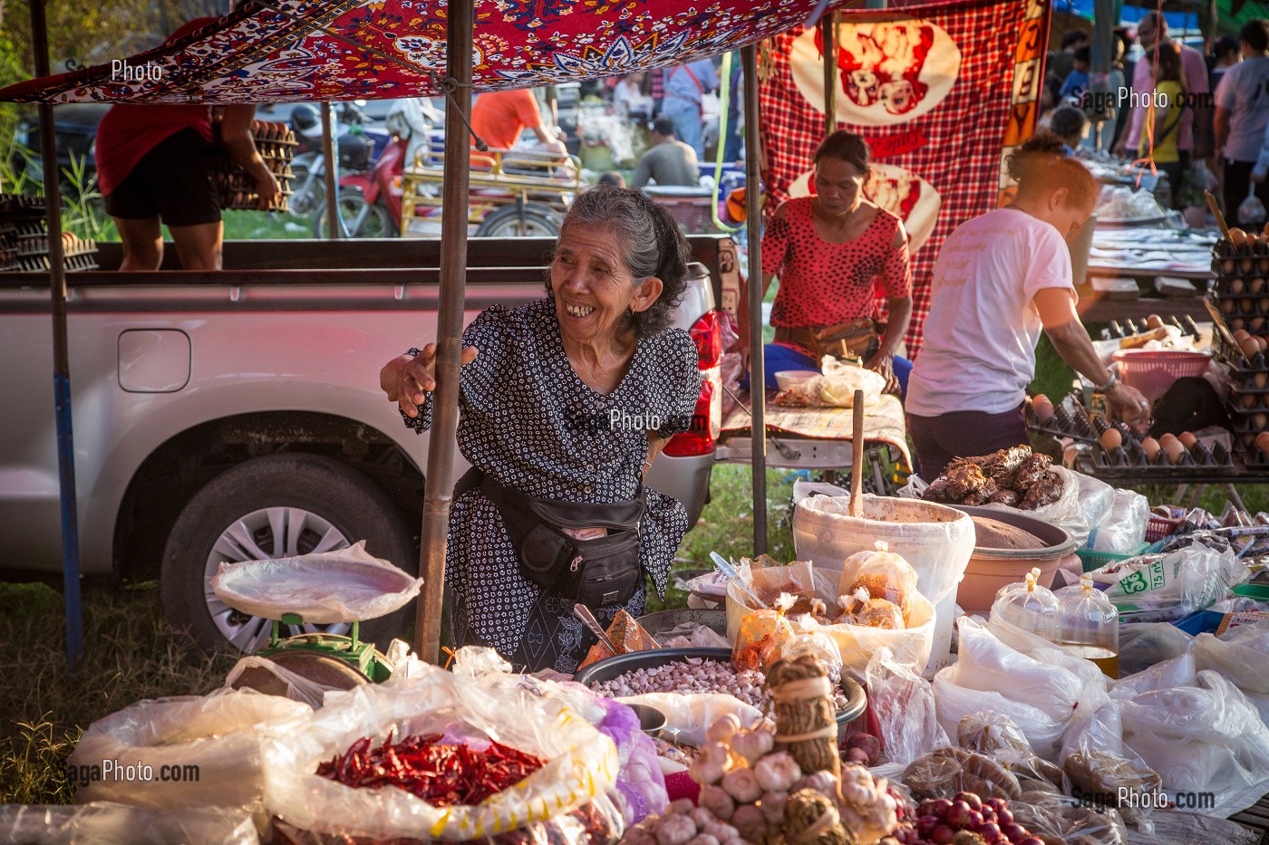 COMMERCANTE SUR SON STAND D'EPICES ET PIMENTS, MARCHE DE NUIT, BANG SAPHAN, THAILANDE, ASIE 