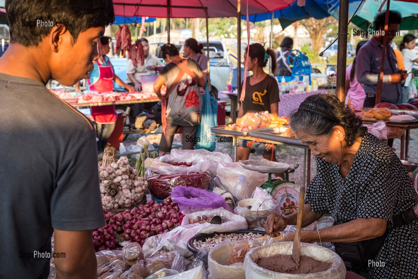 COMMERCANTE SUR SON STAND D'EPICES ET PIMENTS, MARCHE DE NUIT, BANG SAPHAN, THAILANDE, ASIE 