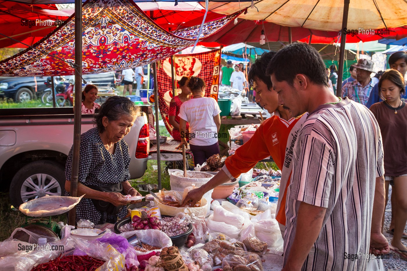 COMMERCANTE SUR SON STAND D'EPICES ET PIMENTS, MARCHE DE NUIT, BANG SAPHAN, THAILANDE, ASIE 