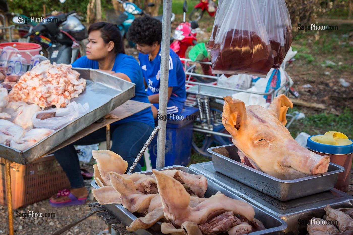 ETALAGE DU BOUCHER AVEC LES TETES DE COCHONS, MARCHE DE NUIT, BANG SAPHAN, THAILANDE, ASIE 