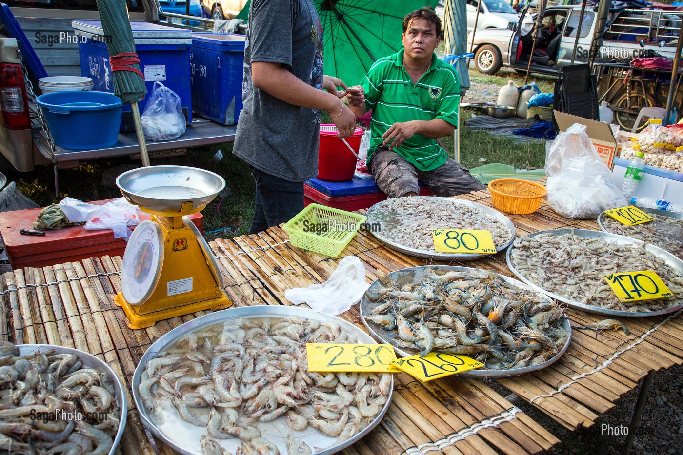 VENTE DE CREVETTES D'ELEVAGE DE DIFFERENTES TAILLES, MARCHE DE NUIT, BANG SAPHAN, THAILANDE, ASIE 