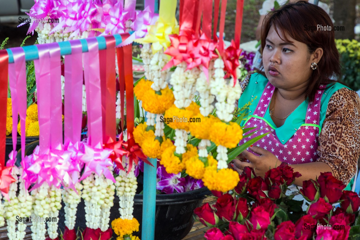 FLEURISTE, VENTE DE GRIGRI PORTE-BONHEURS BOUDDHISTES COMPOSE DE FLEURS FRAICHES (ROSES ET JASMINS), MARCHE DE NUIT A BANG SAPHAN, THAILANDE, MARCHE DE NUIT, BANG SAPHAN, THAILANDE, ASIE 