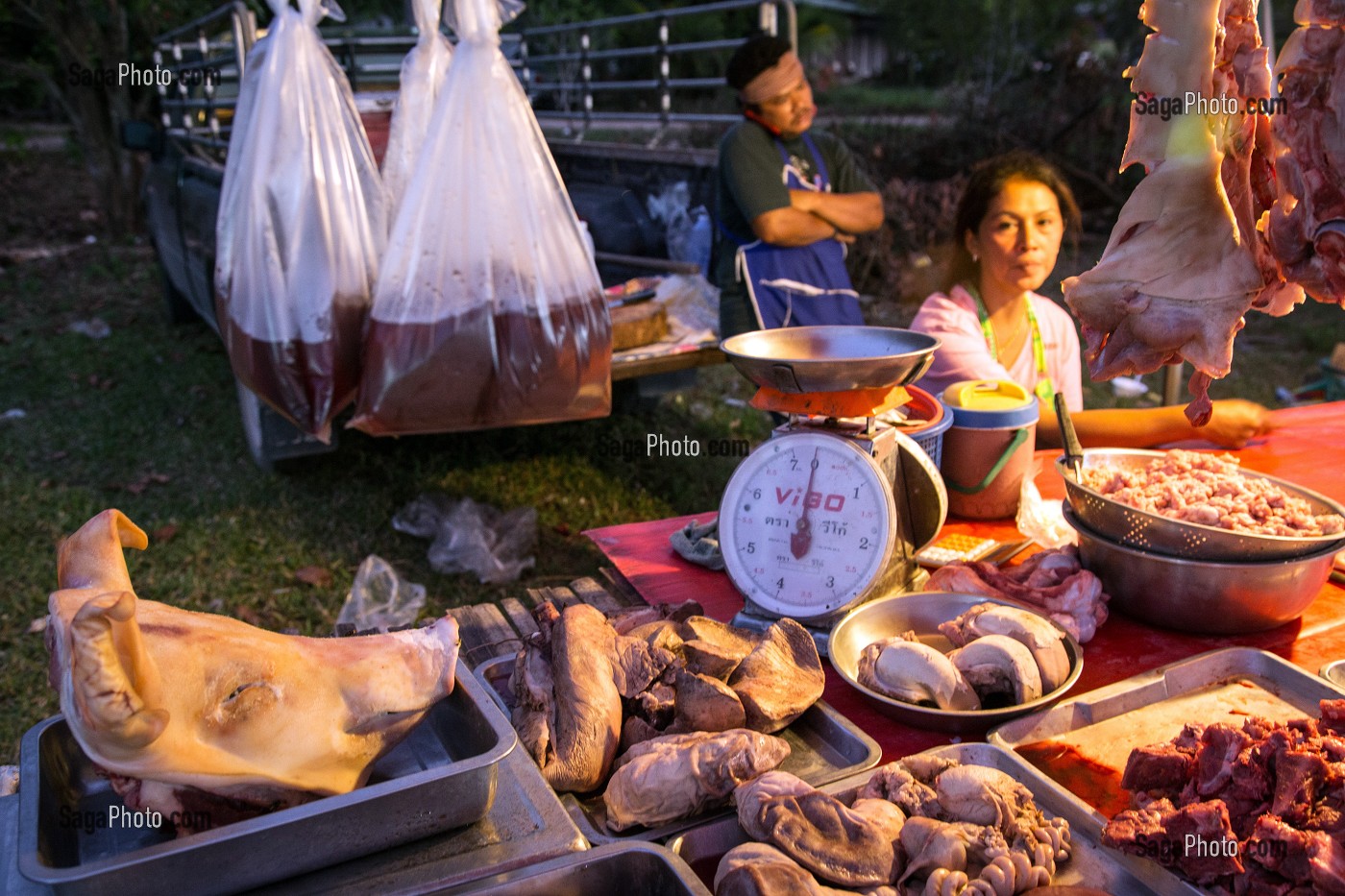 ETALAGE DU BOUCHER AVEC LES TETES DE COCHONS, MARCHE DE NUIT, BANG SAPHAN, THAILANDE, ASIE 