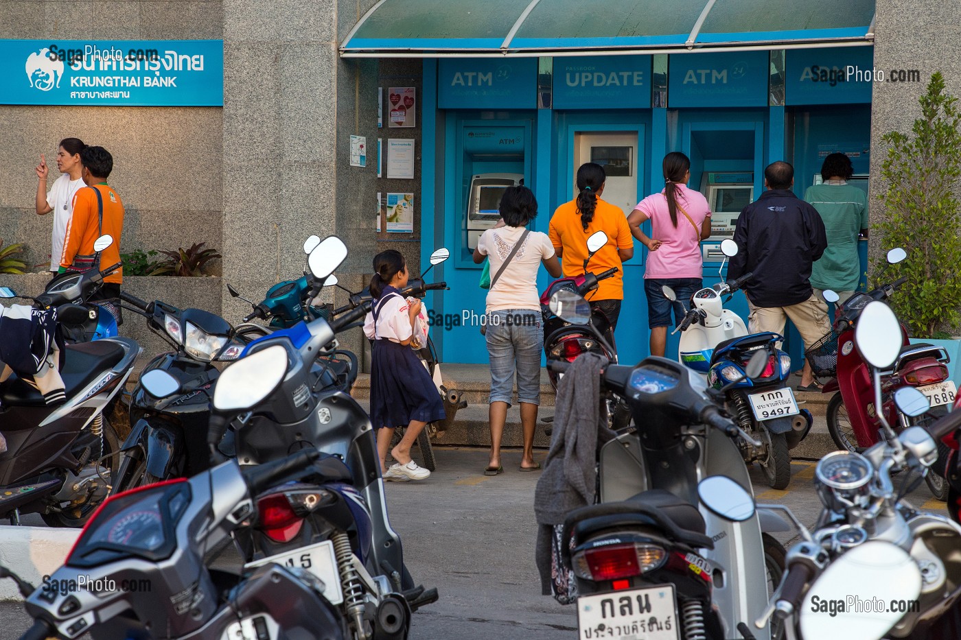 LES SCOOTERS DEVANT LA BANQUE ET LES DISTRIBUTEURS AUTOMATIQUES DE BILLETS, LIEU DE RENCONTRE ET DE CONVIVIALITE (ATM KRUNGTHAI BANK), BANG SAPHAN, THAILANDE, ASIE 