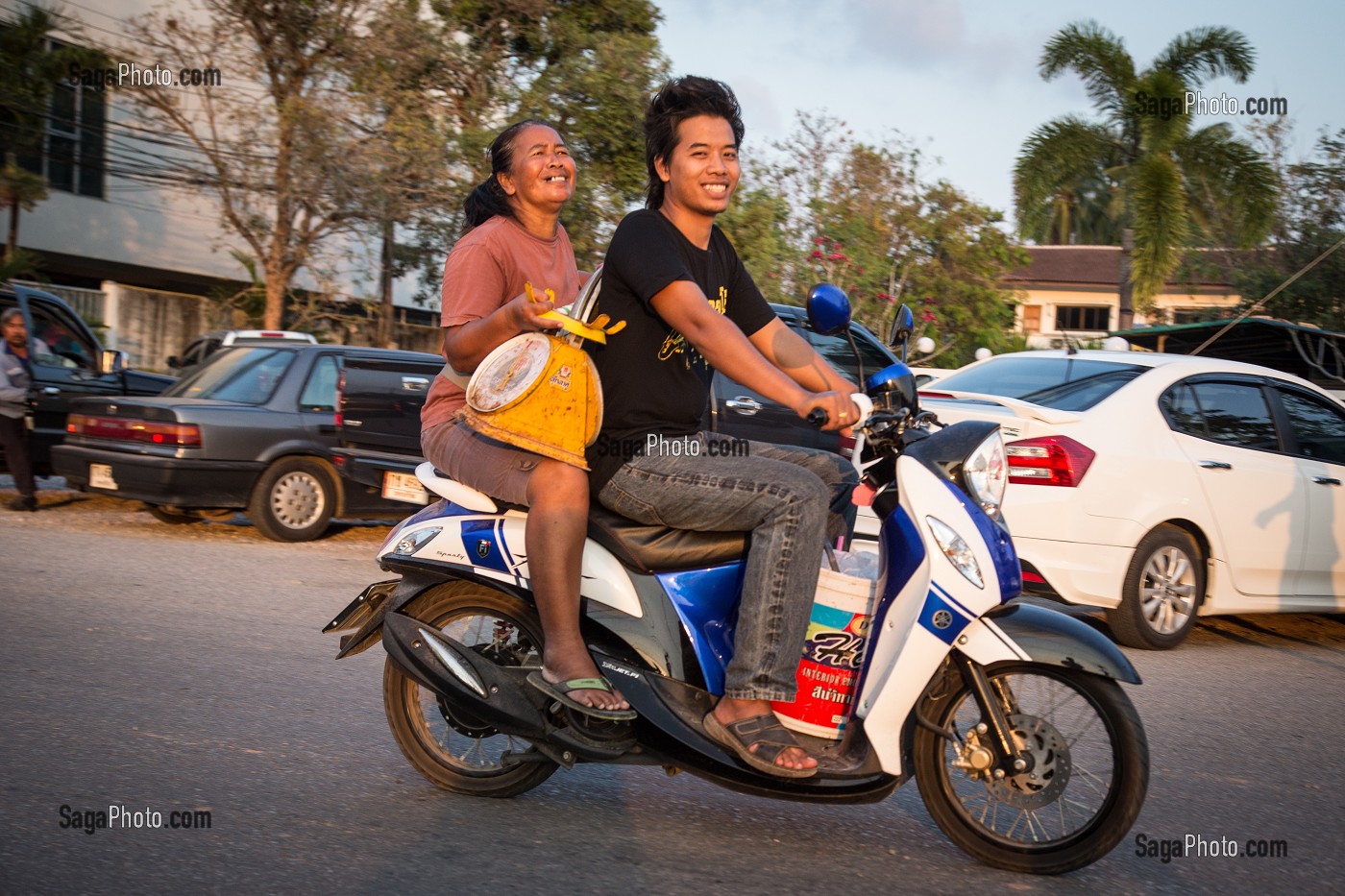 LES SCOOTERS, MOYEN DE TRANSPORT LE PLUS UTILISE SEUL OU A PLUSIEURS, BANG SAPHAN, THAILANDE, ASIE 