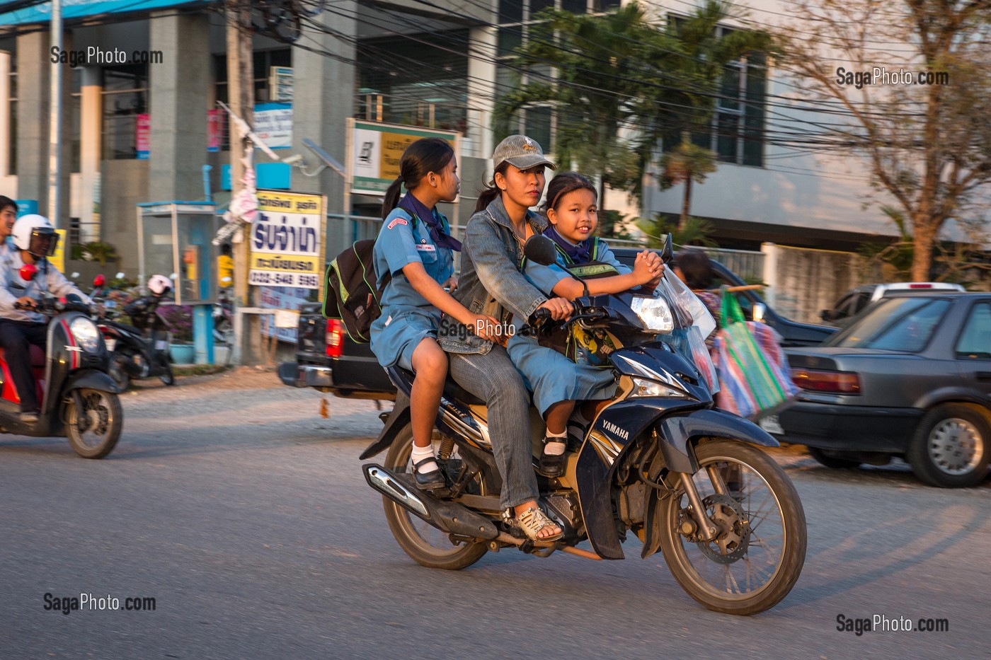 TROIS FILLES SUR SCOOTER, MOYEN DE TRANSPORT LE PLUS UTILISE SEUL OU A PLUSIEURS, BANG SAPHAN, THAILANDE, ASIE 