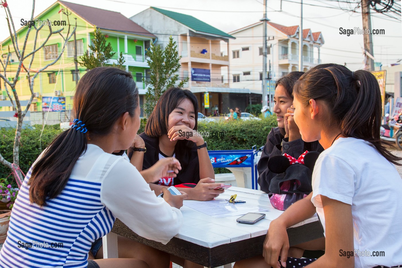 JEUNES FILLES ATTABLEES A UNE TERRASSE, BANG SAPHAN, THAILANDE, ASIE 