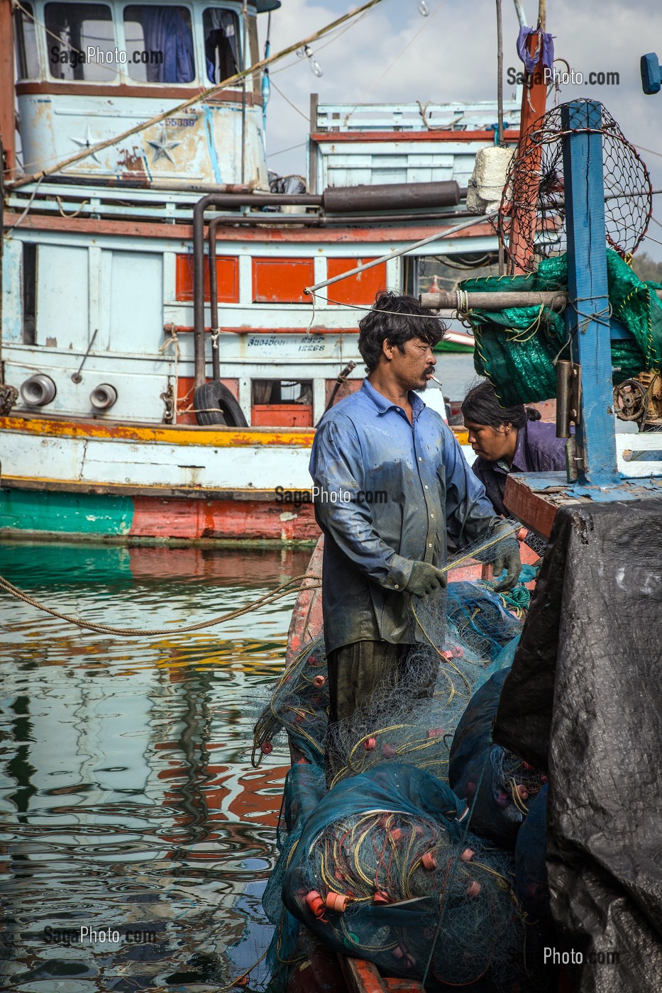 BATEAU ET PECHEURS SUR LE PORT DE PECHE DE BANG SAPHAN, THAILANDE, ASIE 