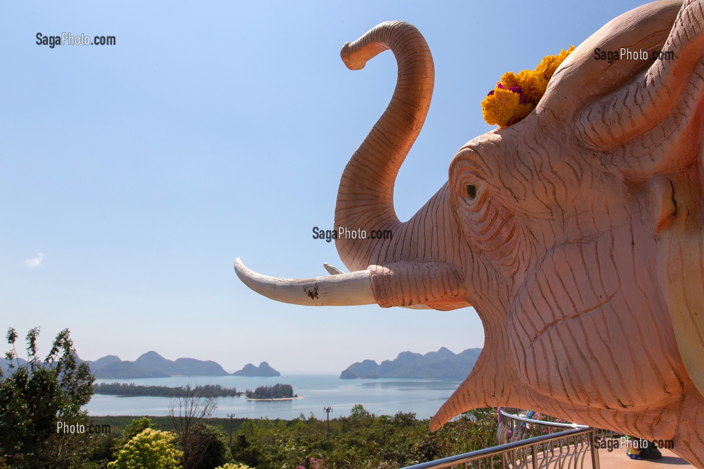 STATUE D'ELEPHANT REPRESENTANT GANESH AVEC VUE SUR LA BAIE, WAT KAEW PRASERT, PATHIO, PROVINCE DE CHUMPHON, THAILANDE, ASIE 
