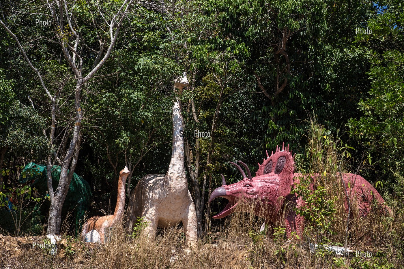 DINOSAURES A L'ENTREE DE LA REPRESENTATION DE L'ENFER, WAT KAEW PRASERT, PATHIO, PROVINCE DE CHUMPHON, THAILANDE, ASIE 