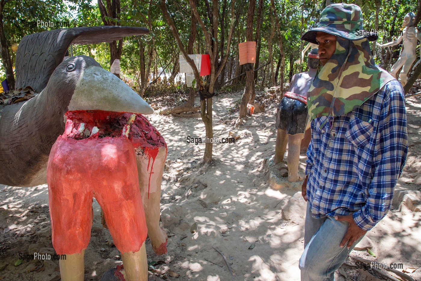 L'ARTISTE DEVANT UN HOMME QUI SE FAIT MANGER PAR UN OISEAU (DANS LA RELIGION BOUDDHISTE, IL EST INTERDIT DE TUER LES ANIMAUX), REPRESENTATION DE L'ENFER AU MONASTERE BOUDDHISTE WAT KAEW PRASERT, PATHIO, PROVINCE DE CHUMPHON, THAILANDE, ASIE 