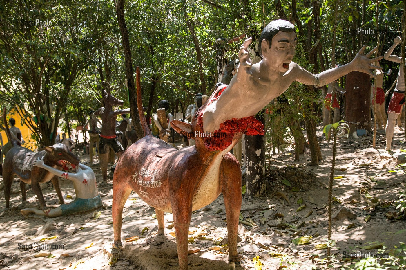 HOMME QUI SE FAIT MANGER PAR UN CHIEN (DANS LA RELIGION BOUDDHISTE, IL EST INTERDIT DE TUER LES ANIMAUX), REPRESENTATION DE L'ENFER AU MONASTERE BOUDDHISTE WAT KAEW PRASERT, PATHIO, PROVINCE DE CHUMPHON, THAILANDE, ASIE 