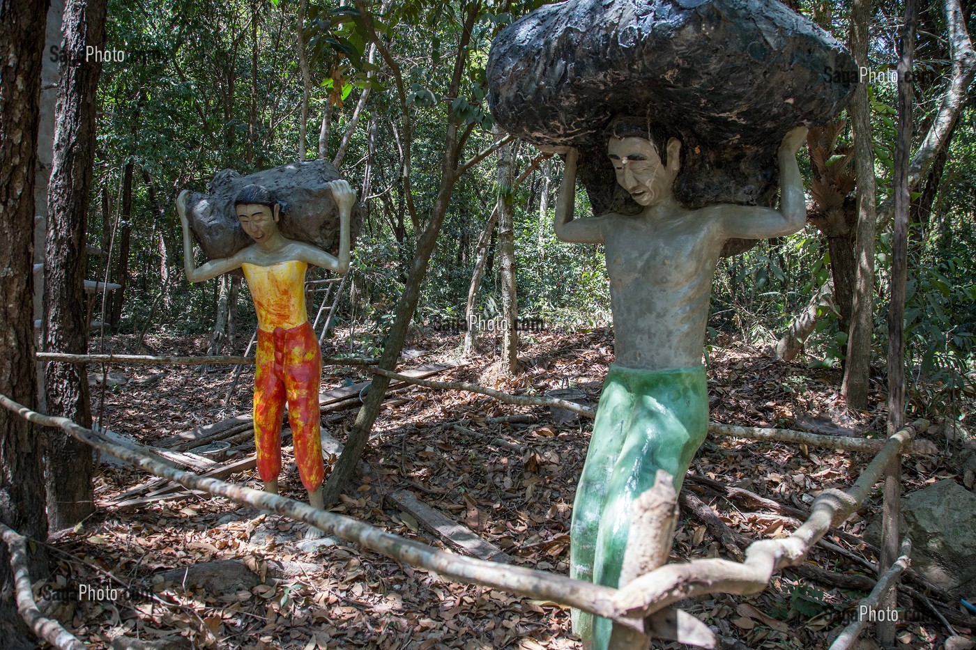 HOMME QUI A VOLE LE TERRAIN D'UN VOISIN, A SA MORT IL PORTE DE LA TERRE, REPRESENTATION DE L'ENFER AU MONASTERE BOUDDHISTE WAT KAEW PRASERT, PATHIO, PROVINCE DE CHUMPHON, THAILANDE, ASIE 