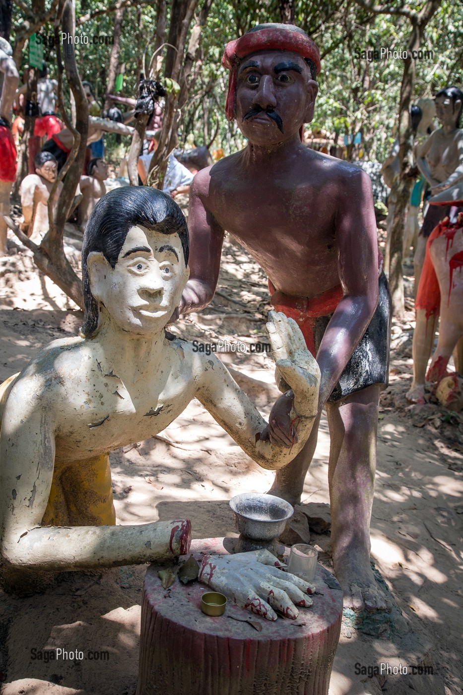 HOMME QUI SE FAIT COUPER UNE MAIN (DANS LA RELIGION BOUDDHISTE, IL EST INTERDIT DE VOLER), REPRESENTATION DE L'ENFER AU MONASTERE BOUDDHISTE WAT KAEW PRASERT, PATHIO, PROVINCE DE CHUMPHON, THAILANDE, ASIE 