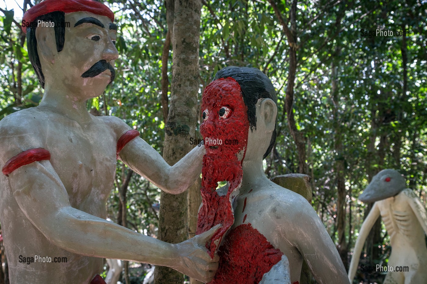 PERSONNES QUI ONT FAIT DU MAL AUX MOINES SONT PUNIS A LEUR MORT, REPRESENTATION DE L'ENFER AU MONASTERE BOUDDHISTE WAT KAEW PRASERT, PATHIO, PROVINCE DE CHUMPHON, THAILANDE, ASIE 