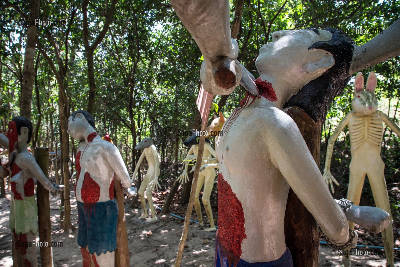 PERSONNES QUI ONT FAIT DU MAL AUX MOINES SONT PUNIS A LEUR MORT, REPRESENTATION DE L'ENFER AU MONASTERE BOUDDHISTE WAT KAEW PRASERT, PATHIO, PROVINCE DE CHUMPHON, THAILANDE, ASIE 