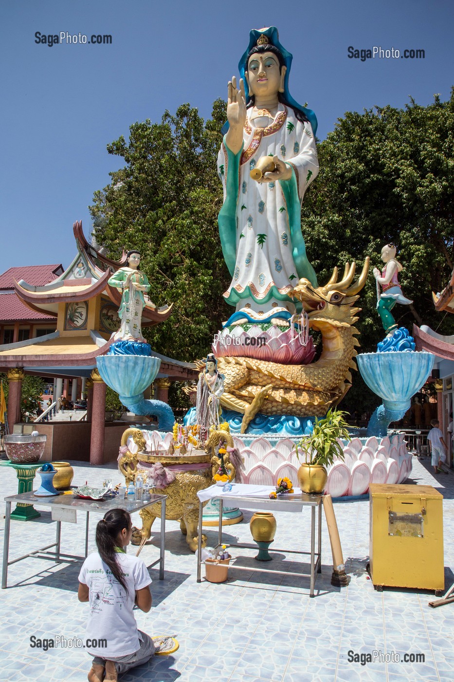 OFFRANDE DE COLLIERS DE PERLES A UNE DEESSE BOUDDHISTE, MONASTERE WAT KAEW PRASERT, PATHIO, PROVINCE DE CHUMPHON, THAILANDE, ASIE 