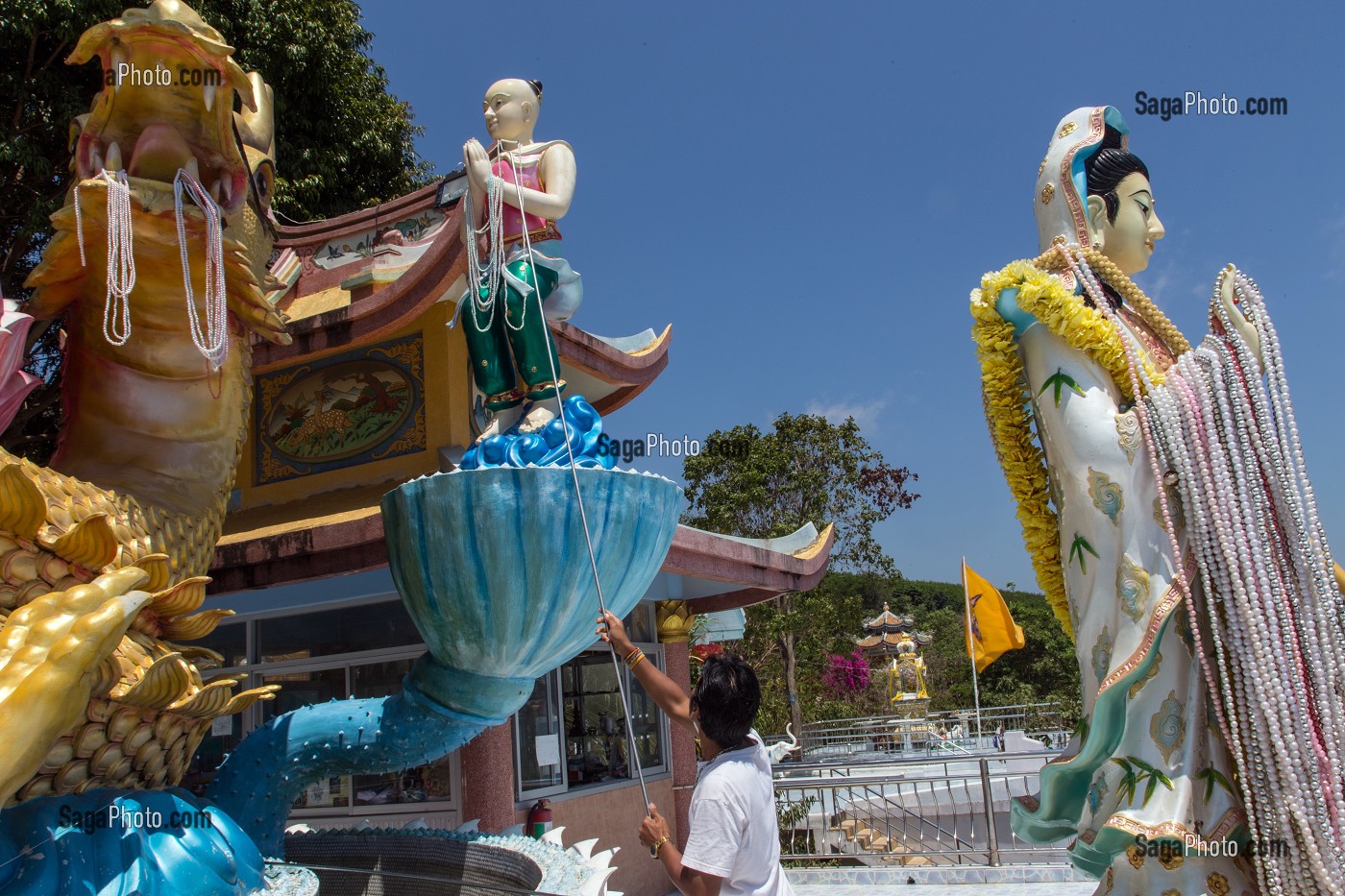 OFFRANDE DE COLLIERS DE PERLES A UNE DEESSE BOUDDHISTE, MONASTERE WAT KAEW PRASERT, PATHIO, PROVINCE DE CHUMPHON, THAILANDE, ASIE 