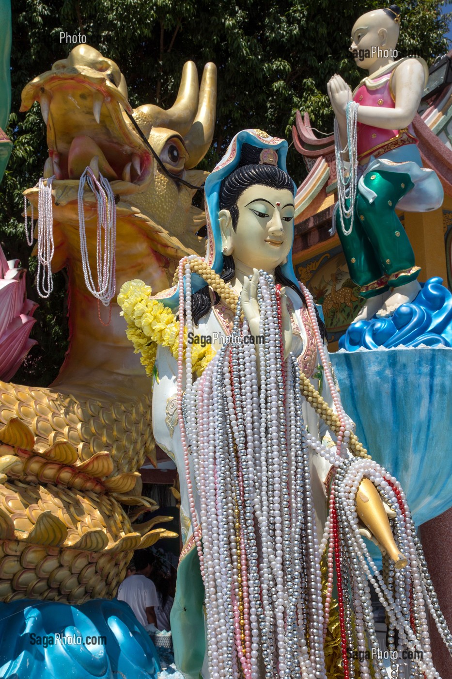 OFFRANDE DE COLLIERS DE PERLES A UNE DEESSE BOUDDHISTE, MONASTERE WAT KAEW PRASERT, PATHIO, PROVINCE DE CHUMPHON, THAILANDE, ASIE 