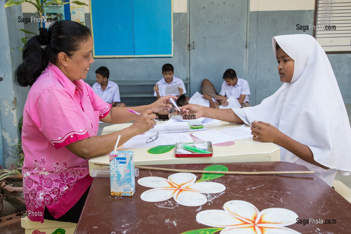 EXAMEN DE LECTURE AVEC LA MAITRESSE ET UNE JEUNE FILLE MUSULMANE VOILEE, ECOLE SUAN LUNG, BANG SAPHAN, THAILANDE, ASIE 