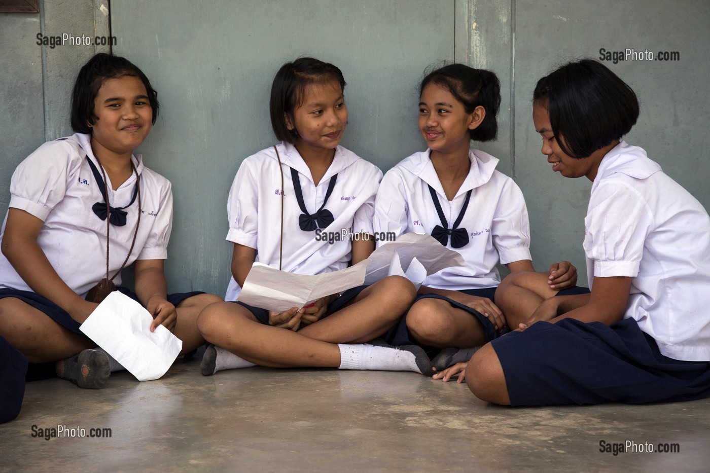 JEUNES FILLES DE PRIMAIRE ASSISES SOUS LE PREAU, ECOLE SUAN LUNG, BANG SAPHAN, THAILANDE, ASIE 