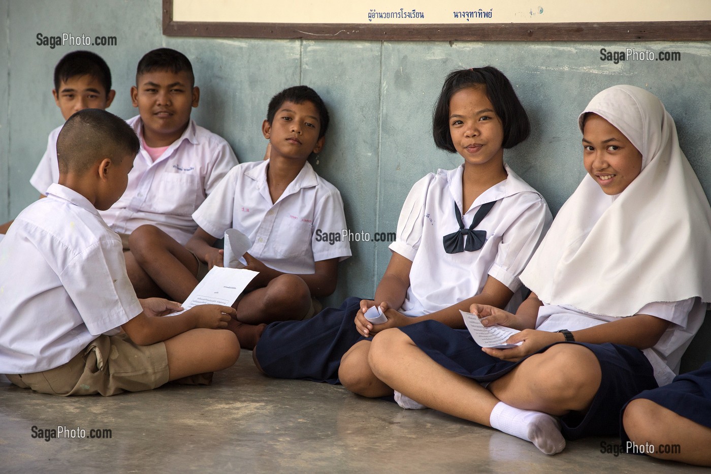 ENFANTS SOUS LE PREAU (JEUNE FILLE VOILEE), ECOLE SUAN LUNG, BANG SAPHAN, THAILANDE, ASIE 