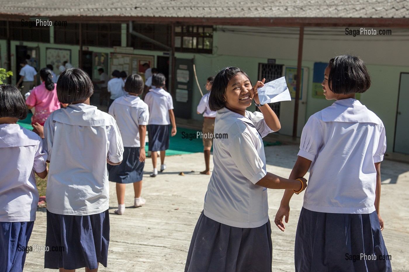 JEUNES FILLES DE PRIMAIRE A L'ECOLE SUAN LUNG, BANG SAPHAN, THAILANDE, ASIE 