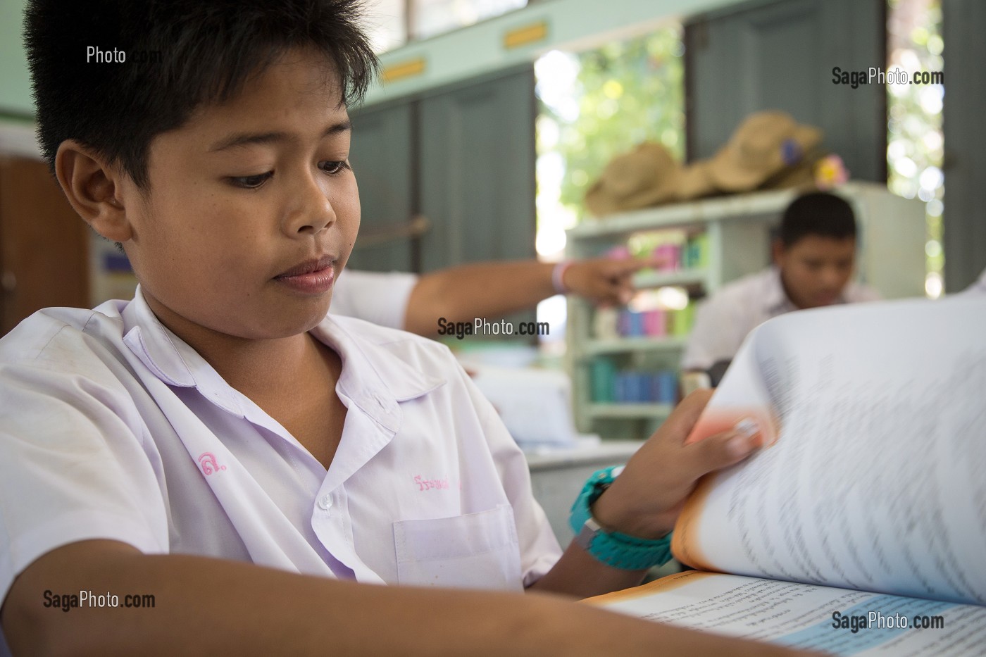 JEUNE GARCON DE PRIMAIRE EN COURS DE LECTURE, ECOLE SUAN LUNG, BANG SAPHAN, THAILANDE, ASIE 