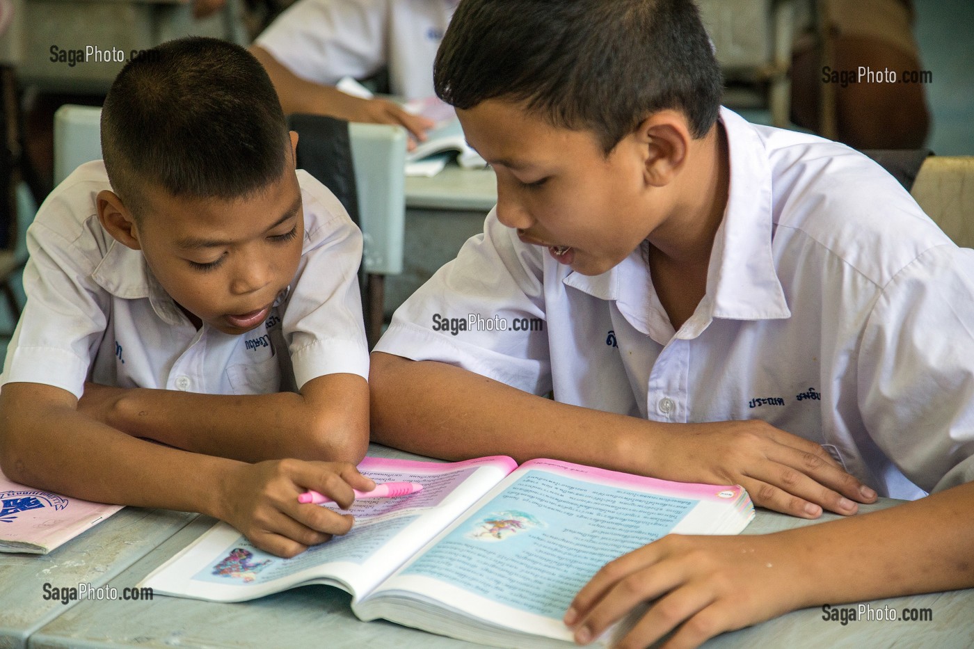 JEUNES GARCONS APPRENANT A LIRE, ECOLE SUAN LUNG, BANG SAPHAN, THAILANDE, ASIE 