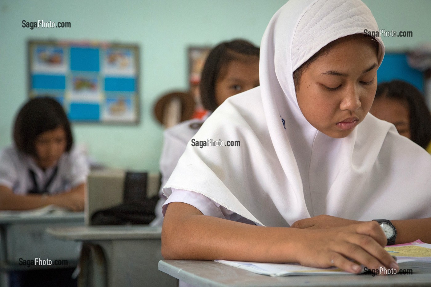 JEUNE FILLE VOILEE (MUSULMANE) DE PRIMAIRE EN COURS DE LECTURE, ECOLE SUAN LUNG, BANG SAPHAN, THAILANDE, ASIE 