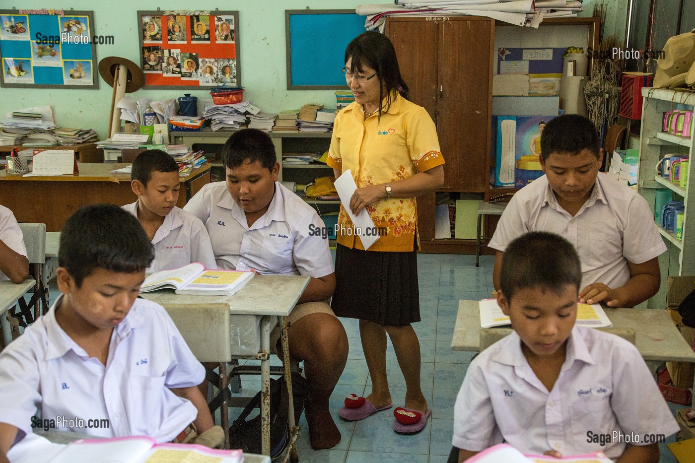 COURS DE LECTURE AVEC LES PRIMAIRES, ECOLE SUAN LUNG, BANG SAPHAN, THAILANDE, ASIE 