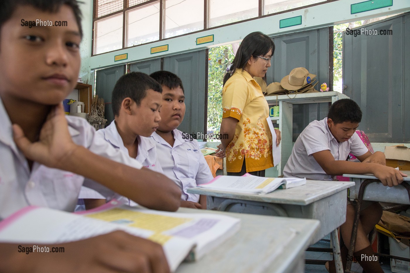 COURS DE LECTURE AVEC LES PRIMAIRES, ECOLE SUAN LUNG, BANG SAPHAN, THAILANDE, ASIE 