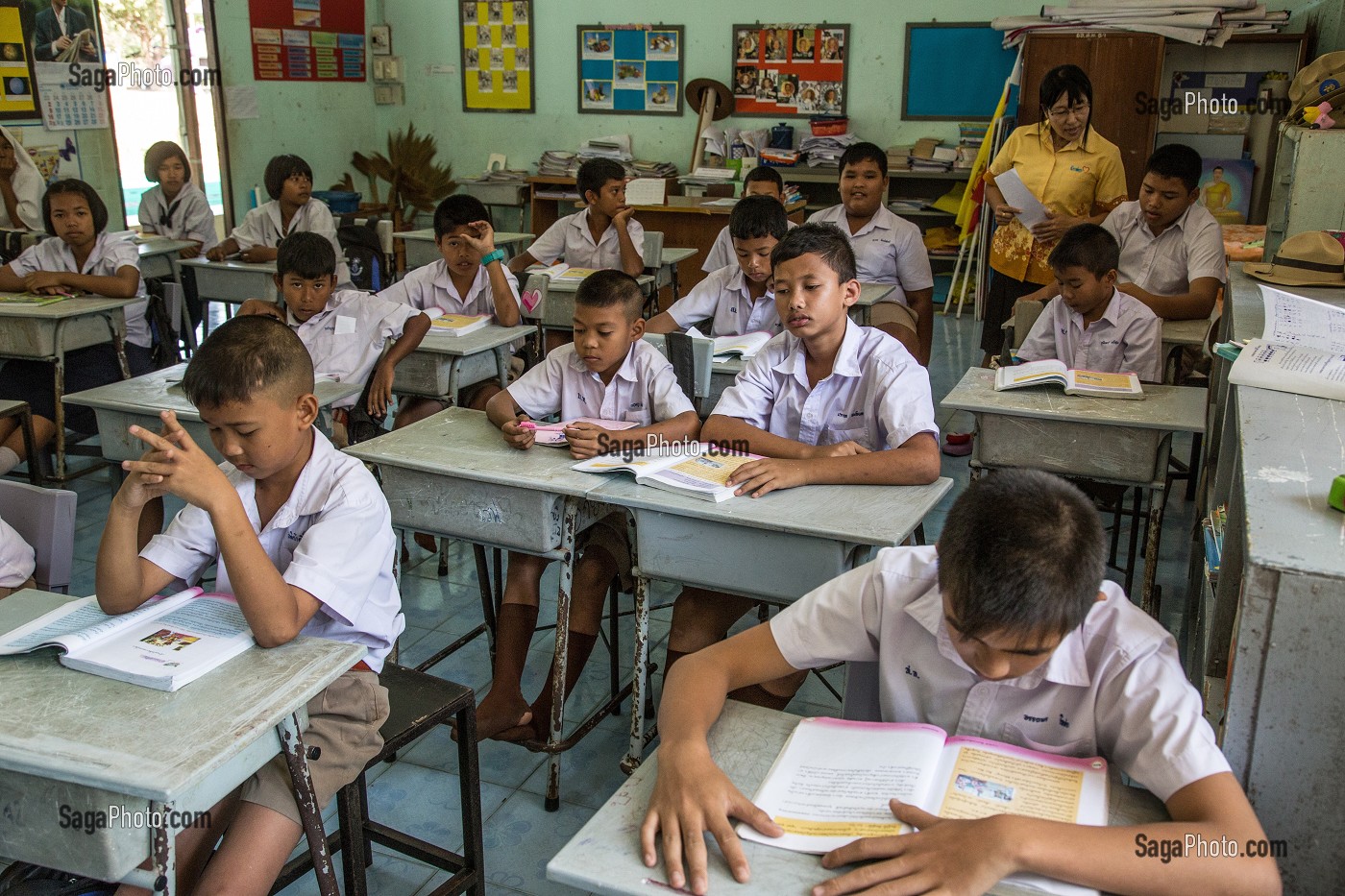 COURS DE LECTURE AVEC LES PRIMAIRES, ECOLE SUAN LUNG, BANG SAPHAN, THAILANDE, ASIE 