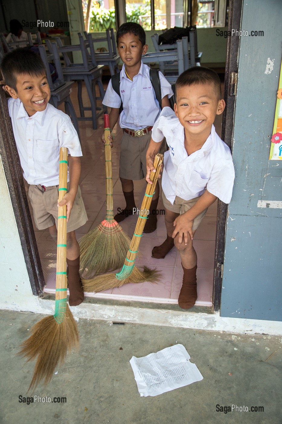 NETTOYAGE DE LA CLASSE APRES LES COURS, ELEVES DE PRIMAIRE DE L'ECOLE SUAN LUNG, BANG SAPHAN, THAILANDE, ASIE 