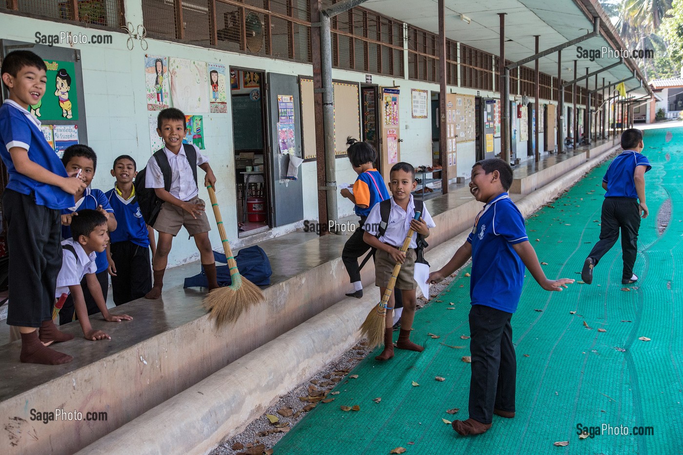 LES ELEVES DE PRIMAIRES A LA RECREATION, ECOLE SUAN LUNG, BANG SAPHAN, THAILANDE, ASIE 