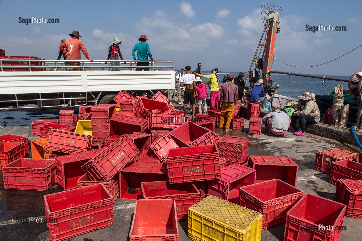 DECHARGEMENT DU POISSONS AU RETOUR DES BATEAUX, PORT DE PECHE, BANG SAPHAN, THAILANDE, ASIE 