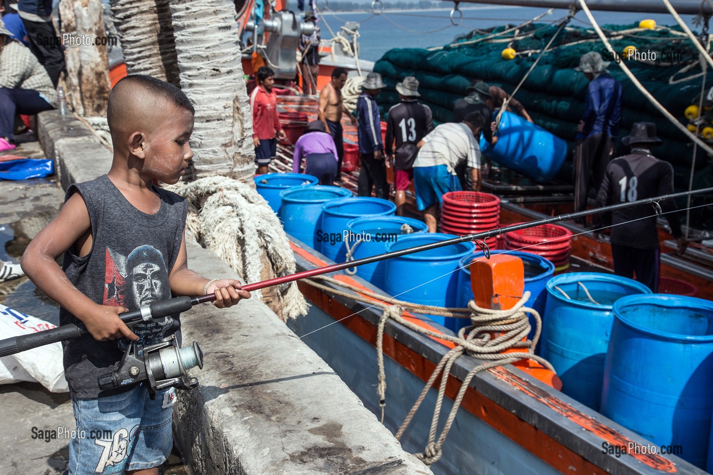 JEUNE GARCON DEVANT LES BATEAUX, PORT DE PECHE, BANG SAPHAN, THAILANDE, ASIE 