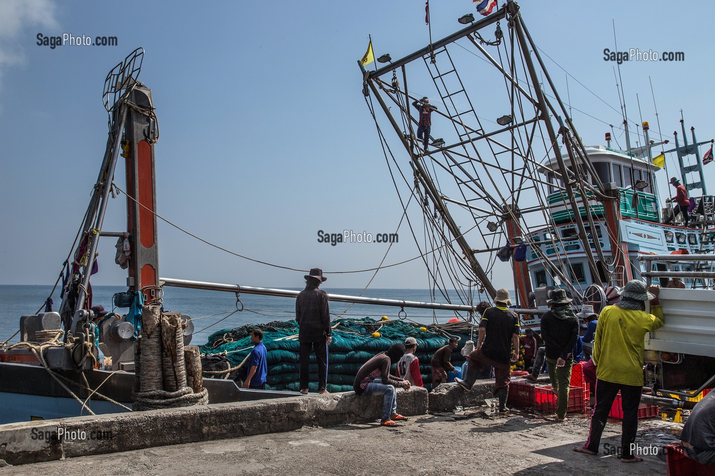 DECHARGEMENT DU POISSONS AU RETOUR DES BATEAUX, PORT DE PECHE, BANG SAPHAN, THAILANDE, ASIE 