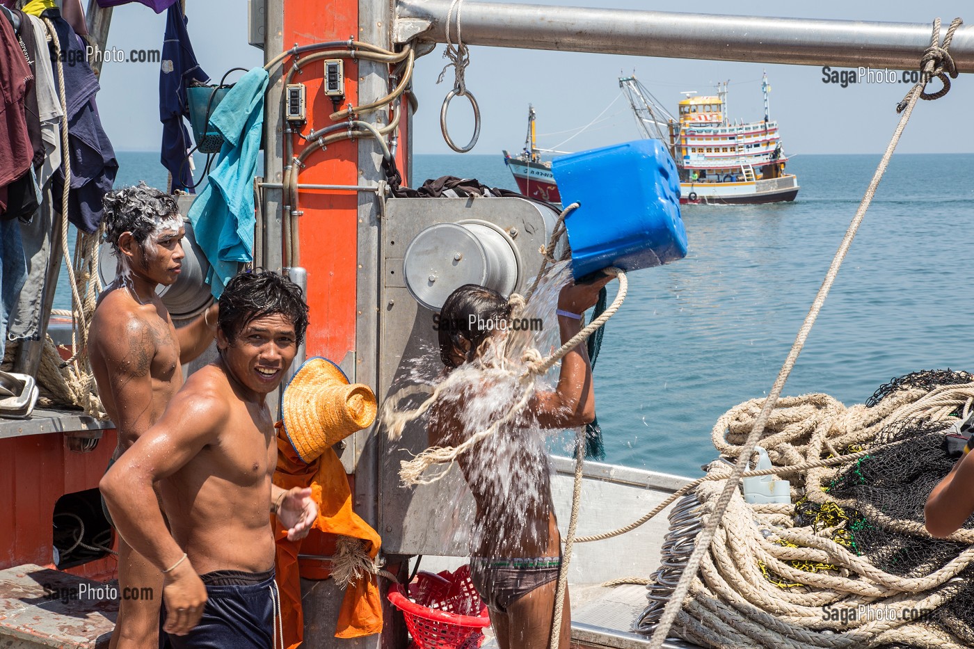 NETTOYAGE DE L'EQUIPAGE (MARINS BIRMANS ET CAMBODGIENS), BATEAUX DE PECHE SUR LE PORT DE BANG SAPHAN, THAILANDE, ASIE 